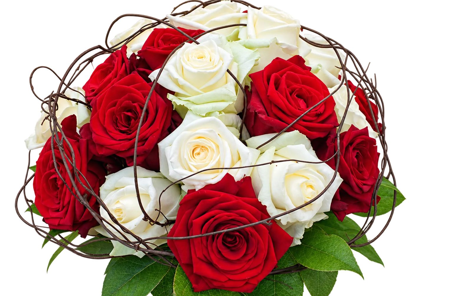 Un bouquet de mariée rond composé de roses rouges et blanches entourées de fines branches sombres, tenu devant un mur clair.