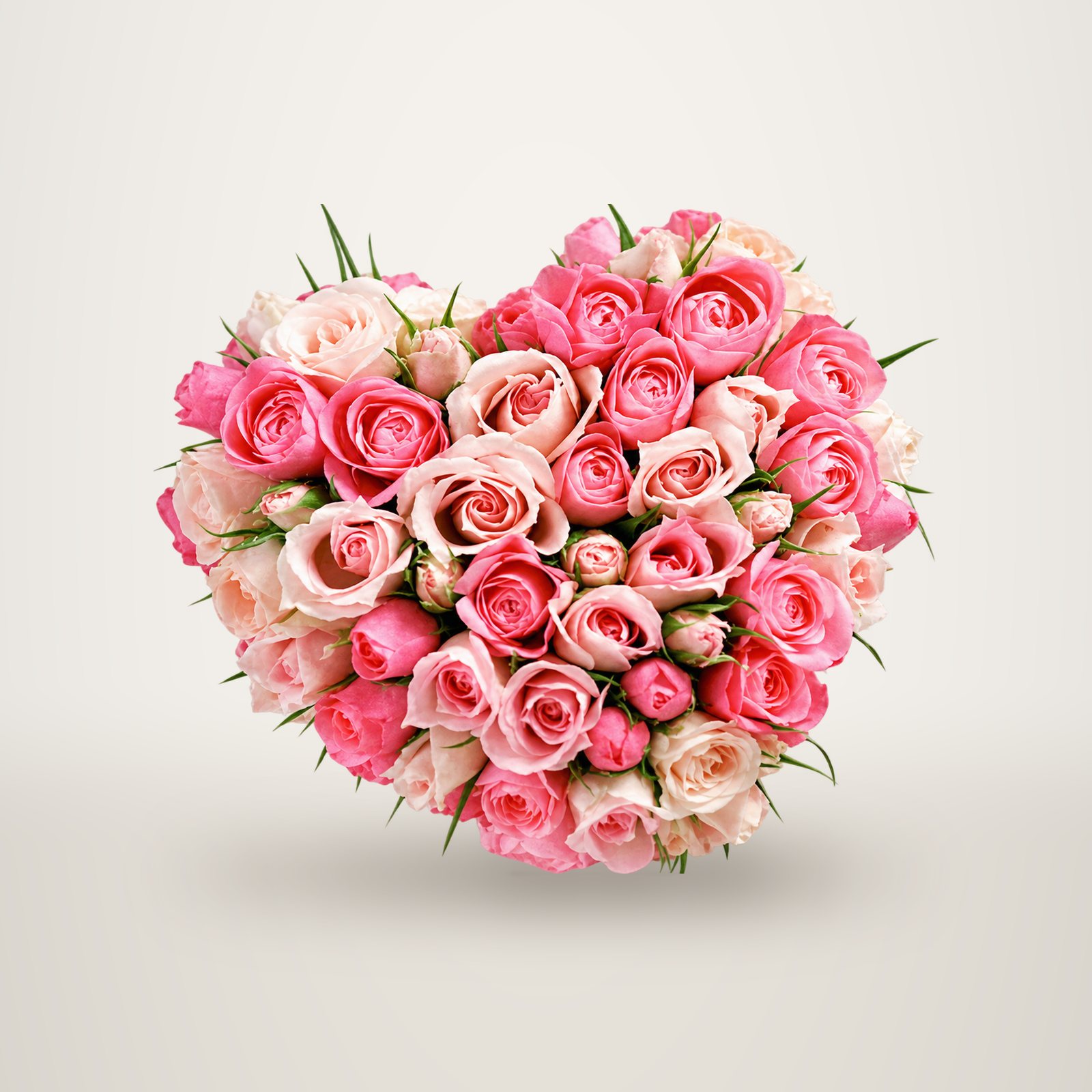 Bouquet de roses roses et blanches en forme de cœur