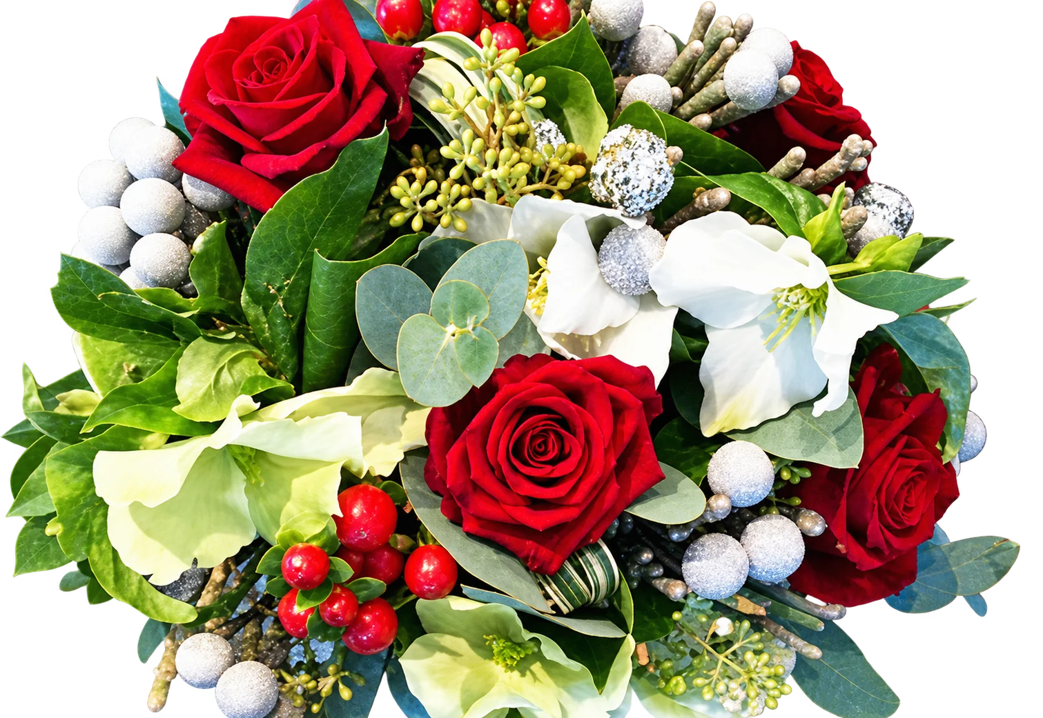 Gros plan sur un bouquet de roses rouges, d'hellébores blanches, de baies rouges et de boules argentées entourés de feuillage vert.