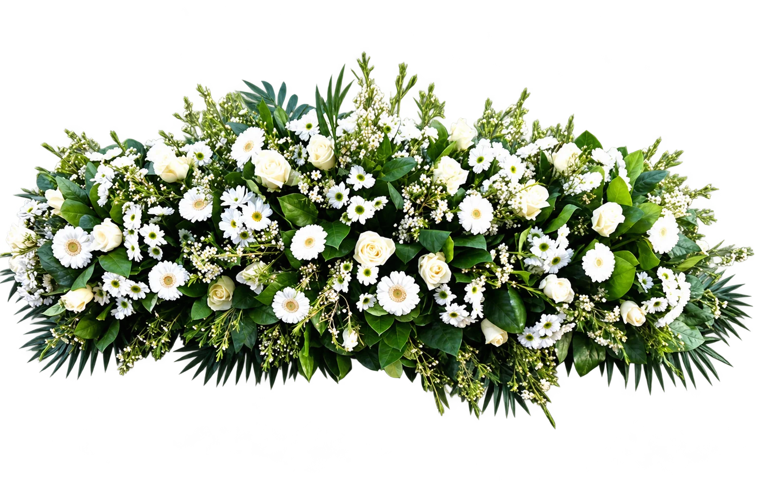Une longue composition de fleurs blanches, avec roses, gerberas et feuillages verts, posée sur un sol rouge foncé.