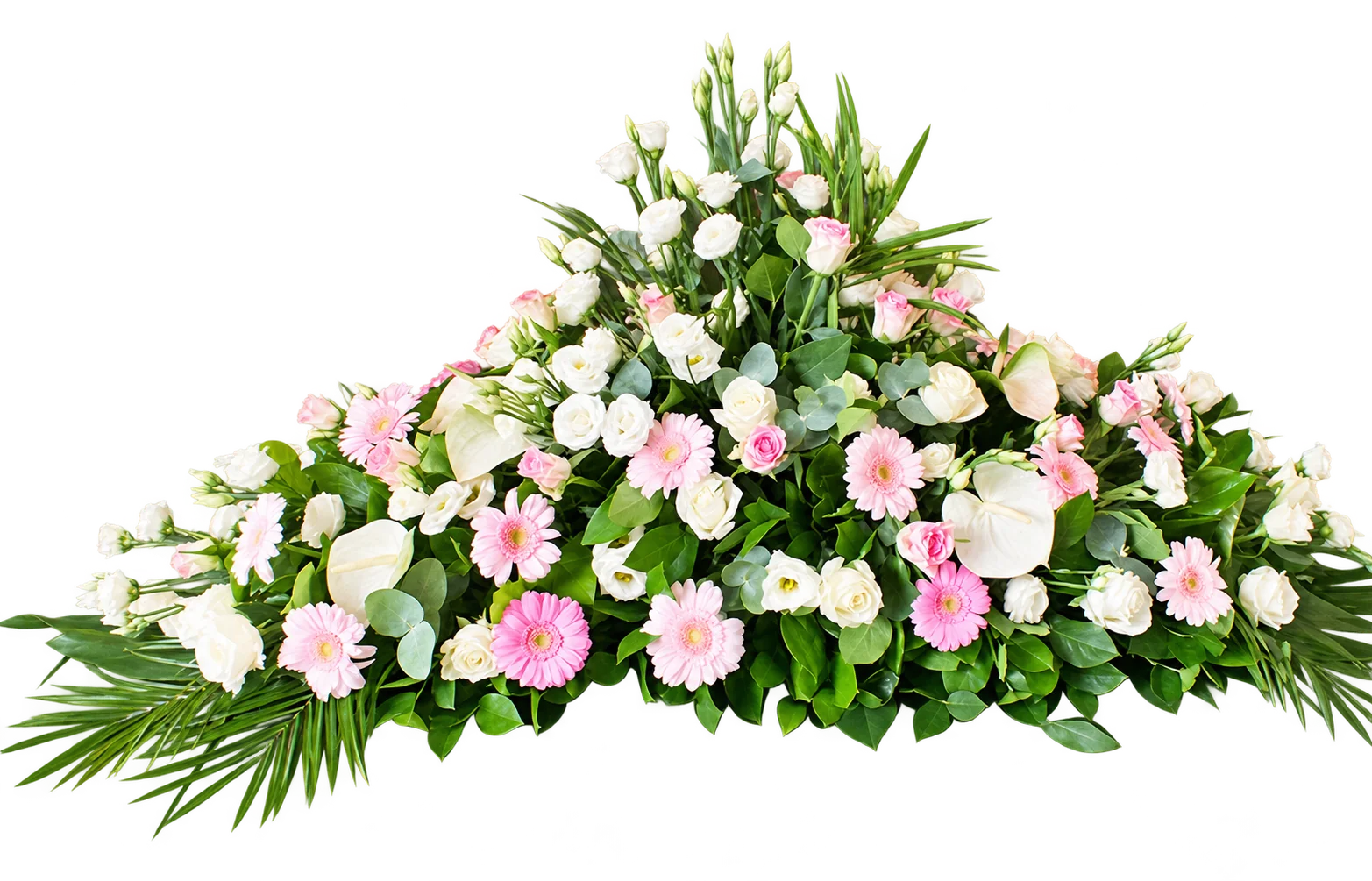 Grande composition de fleurs blanches et roses, avec gerberas, lisianthus et feuillages verts, posée sur un parquet devant une paroi sombre.