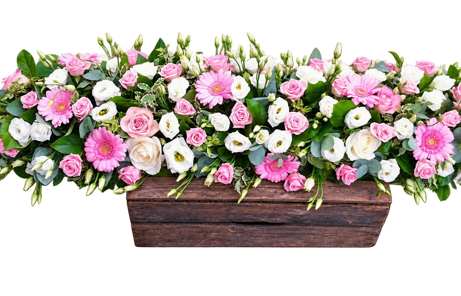 Une longue composition de roses, gerberas roses et lisianthus blancs disposée dans une caisse en bois posée sur un fond bordeaux.